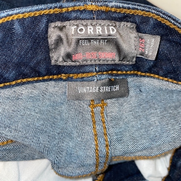 EUC Torrid Mid Rise Skinny Jean Vintage Stretch Dark Wash Maui Size 26S 26 Short - Picture 5 of 9